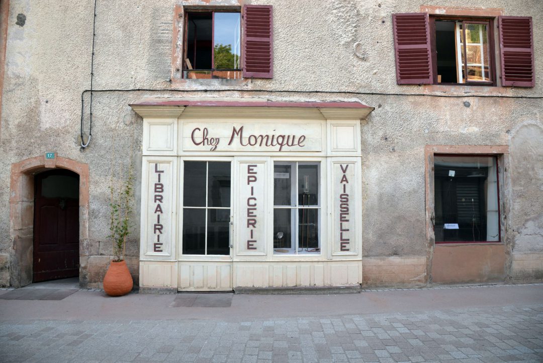 shows the atelier "chez monique" on the "grand rue" side